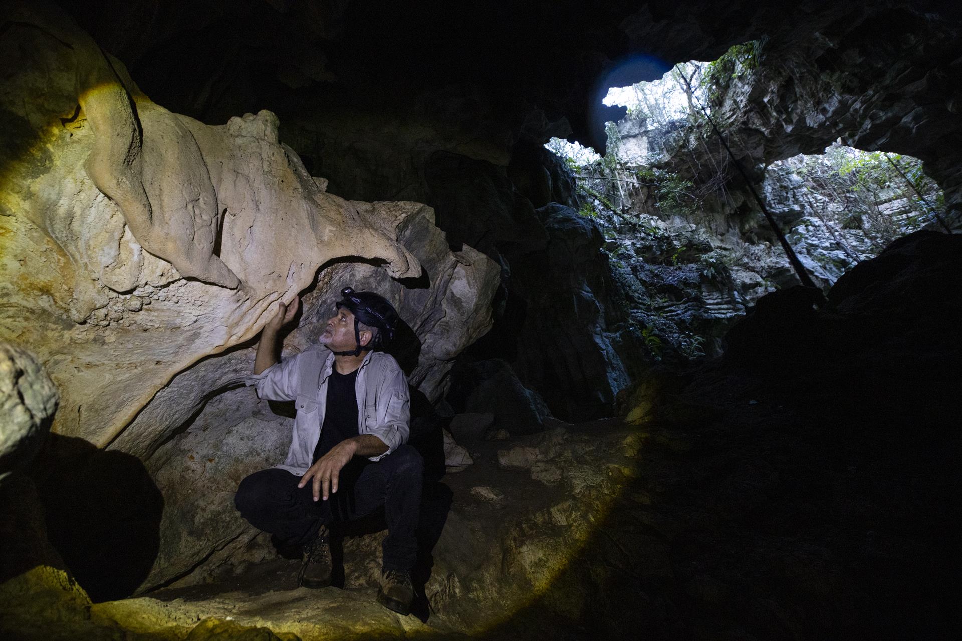 espeleólogo Domingo Abreu, mientras recorre las Cuevas de Pomier en San Cristóbal (República Dominicana)