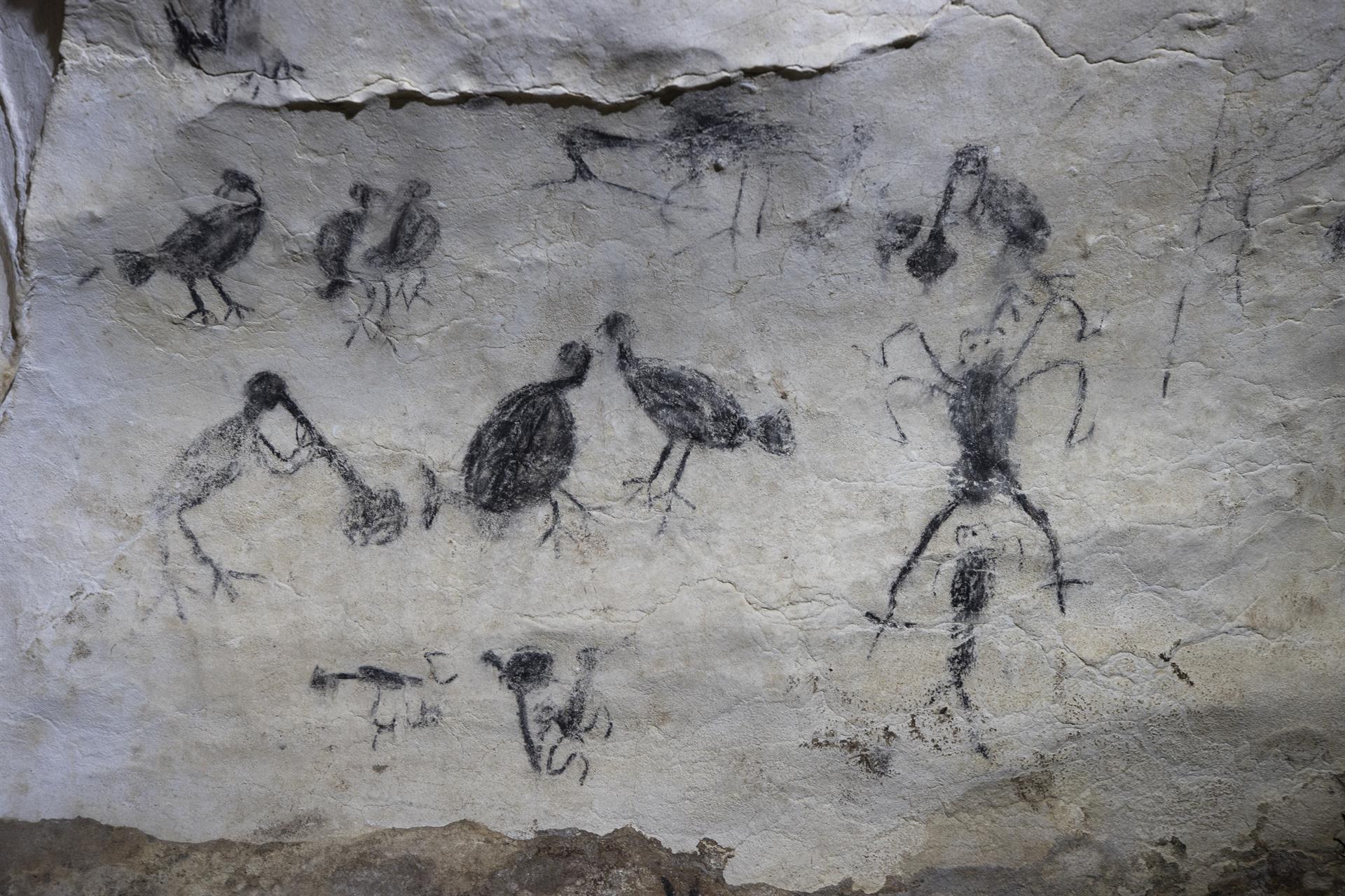 arte rupestre en el interior de las Cuevas de Pomier en San Cristóbal (República Dominicana)