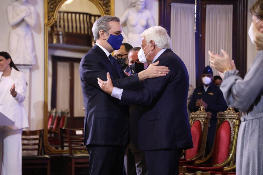 Felipe González y Luis Abinader se saludan durante el acto