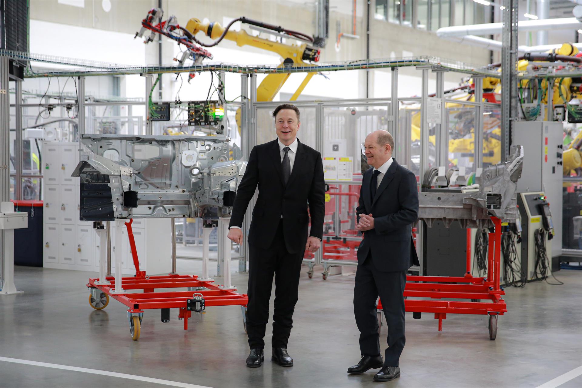 Elon Musk (izq.) y Olaf Schölz (der.) en la fábrica de Tesla alemana