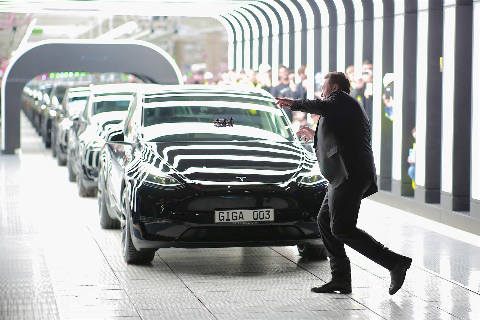 Elon Musk durante la presentación de los vehículos modelo en su nueva fábrica de Tesla en Alemania