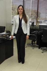 Claudia Roa de pie en su oficina