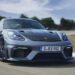 Porsche Cayman GT4 RS 2022 transitando por calle curva