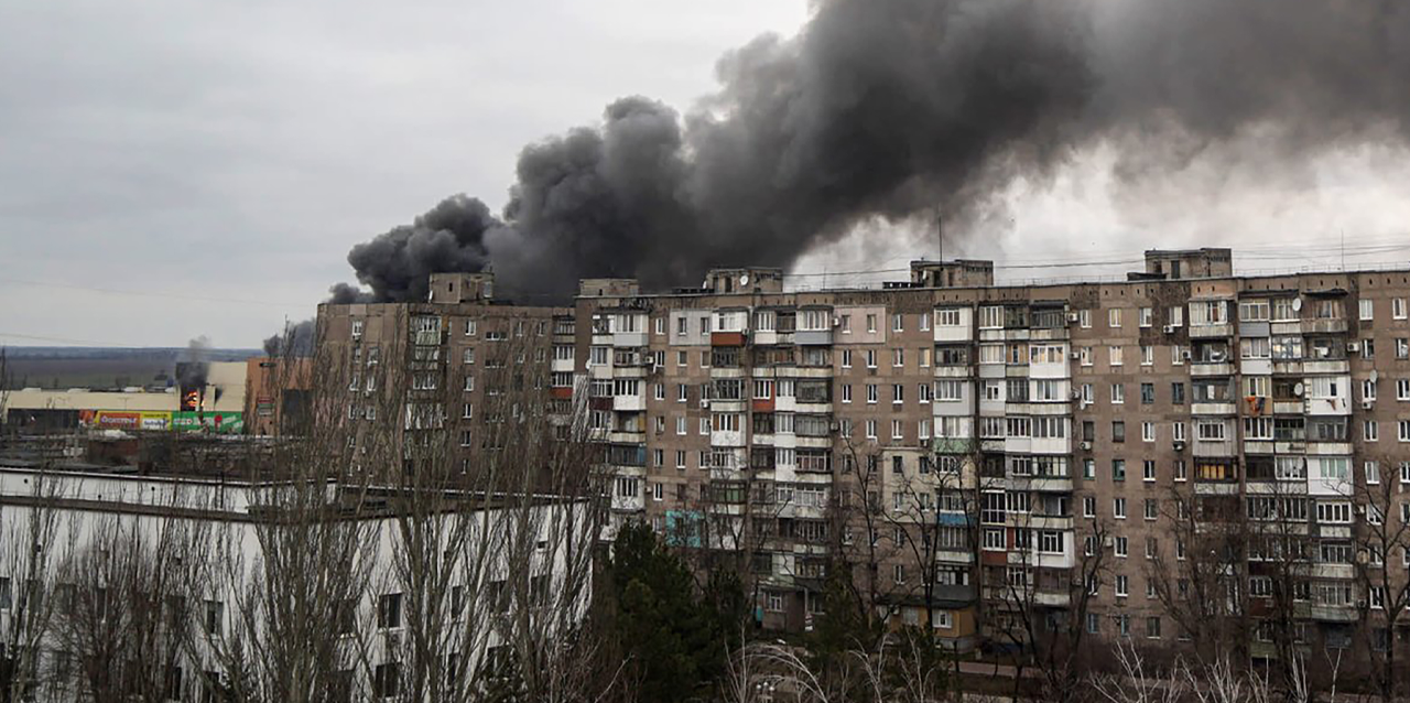 Humo negro provocado por impacto de las tropas rusas en complejo residencial en Ucrania