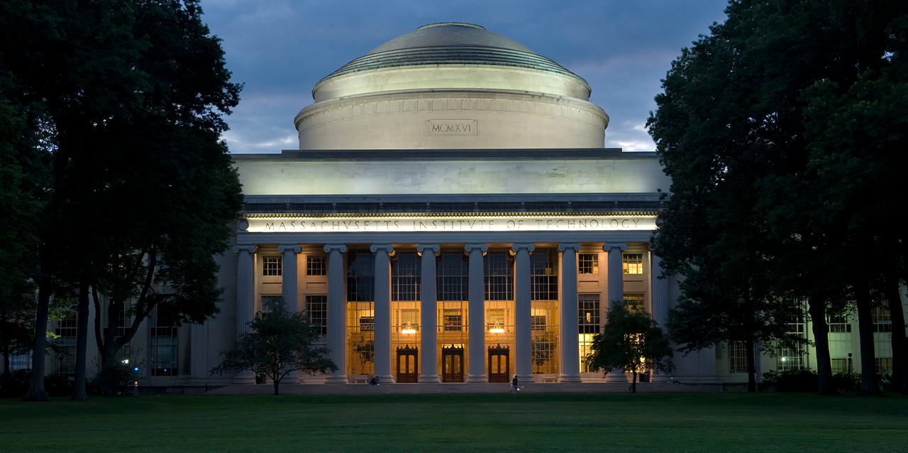 Fachada de edificio principal del MIT