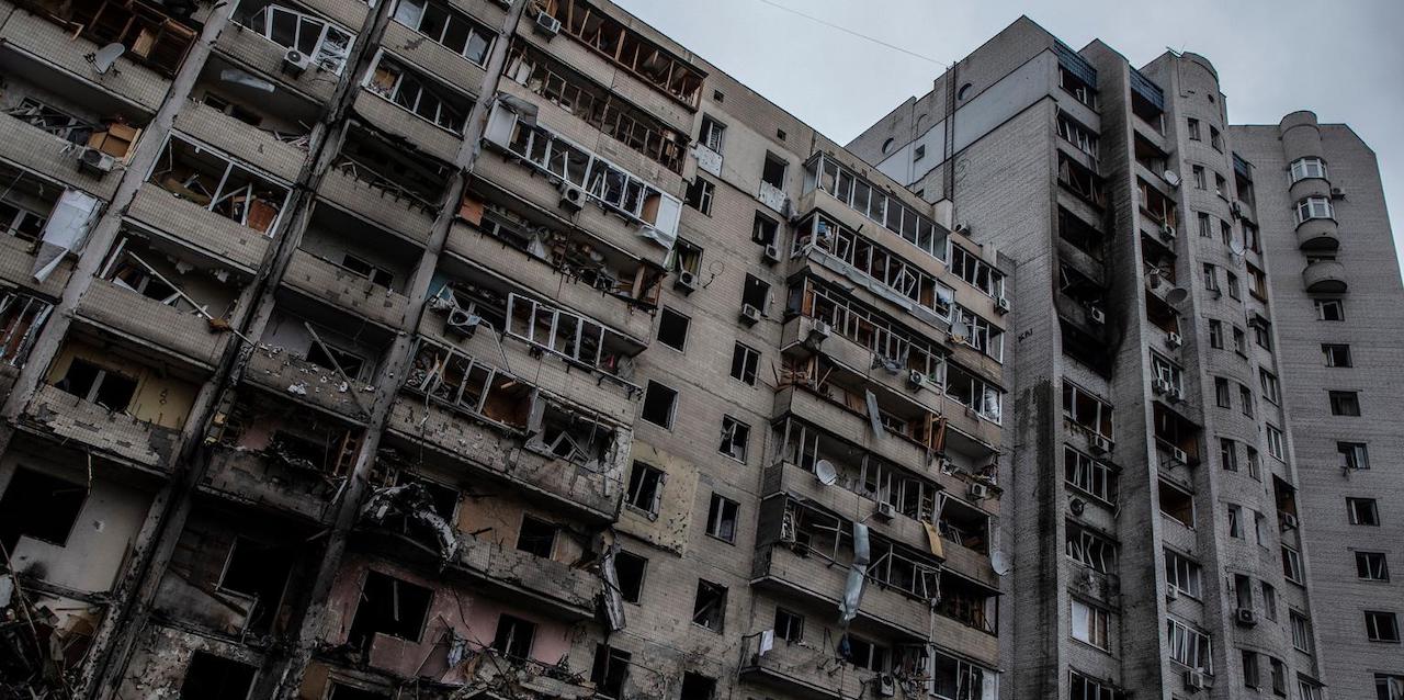 Fachada de un edificio de 10 plantas afectado por una bomba en Kyiv el 25 de febrero de 2022