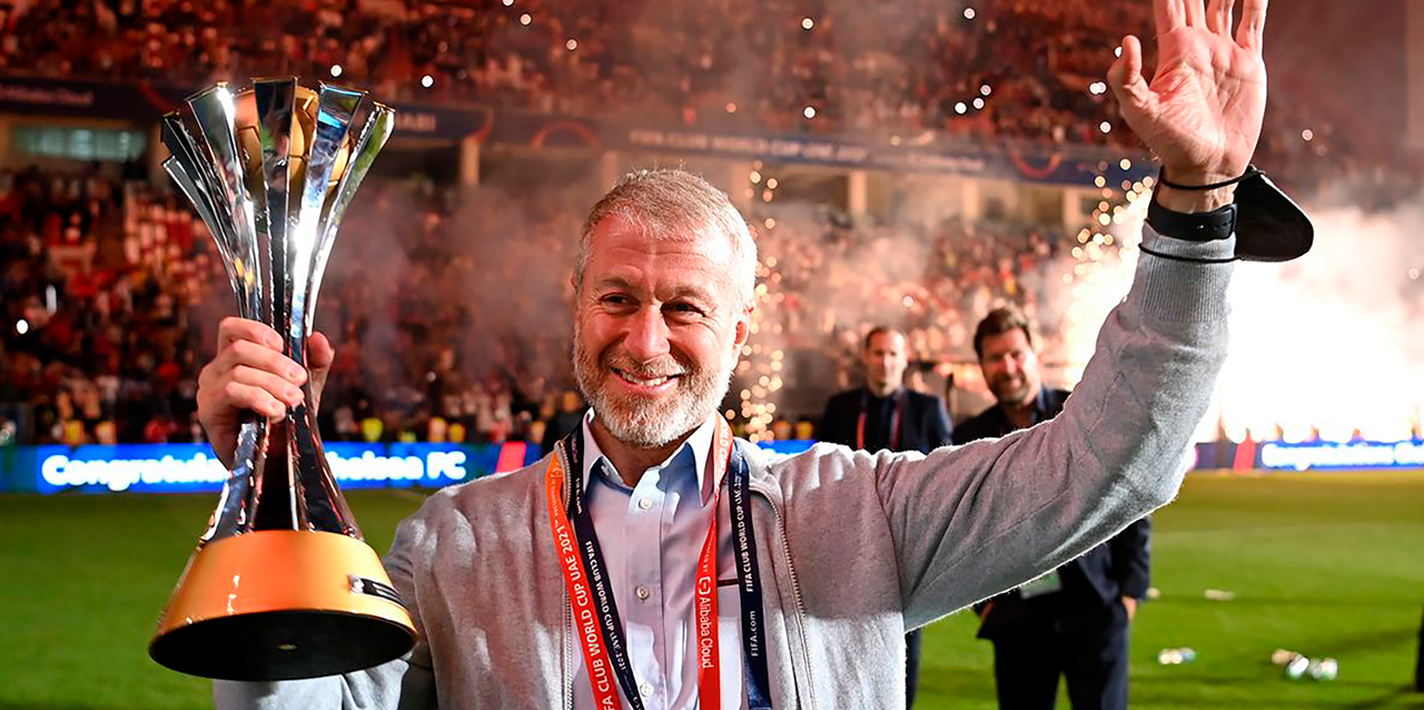 Abramovich saluda al público tras su equipo de fútbol, Chelsea, ganar un trofeo