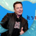 Elon Musk sonríe a la cámara con ambos pulares arriba; insertado en Logo de Twitter; fondo azul con destellos; escritura a mano dice 'it's mine'.