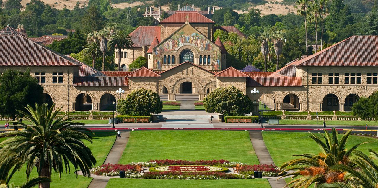  Vista frontal de edificios en el campus de Stanford