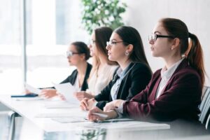 Mujeres candidatas en el proceso de selección de personal esperando