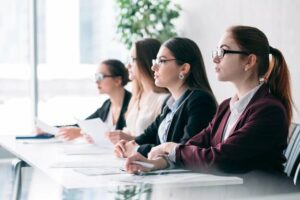 Mujeres candidatas en el proceso de selección de personal esperando