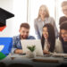 logo de Google con gorro de graduando encima; montaje con un grupo de jóvenes estudiantes sonrientes frente a una laptop; dos mujeres y tres hombres