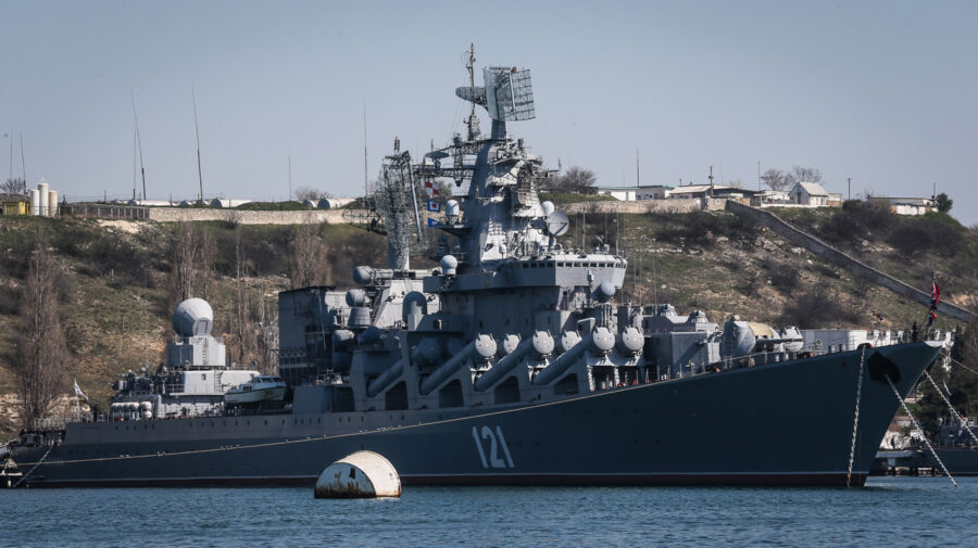 Ucrania dice haber alcanzado un buque insignia ruso y Moscú aduce un incendio