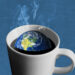 una taza de café con el mundo sumergiéndose