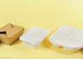 Manos muestran tres empaques sostenibles de comida