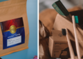 Collage: (izq.) Café empacado en bolsa degradable; (der.) Cepillos de dientes de bambú reposados en su empaque orgánico