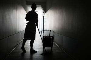 mujer haciendo trabajo doméstico fregando el piso 