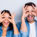 perdonas vitamina un hombre y una mujer felices haciendo gestos con las manos
