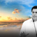 Playa Palenque de fondo en atardecer; David Collado en blanco y negro habla frente a micrófono