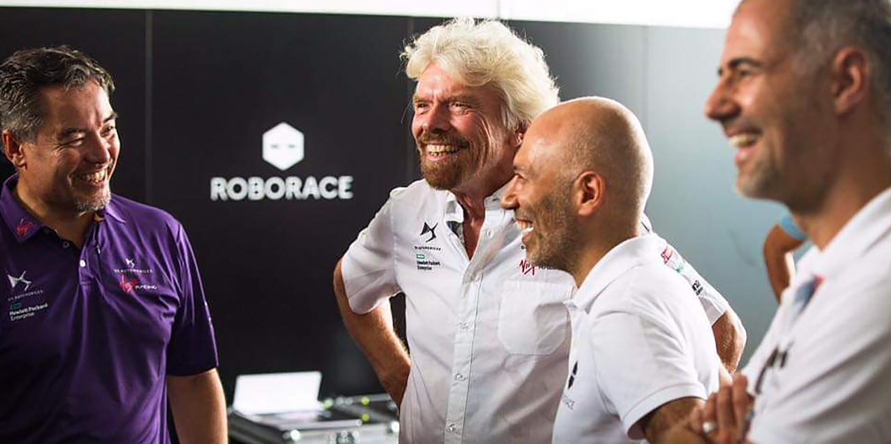 Denis Sverdlov junto a Richard Branson en headquarters de Roborace