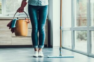 una mujer realizando trabajo doméstico