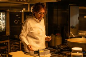 Leonor Espinosa en plena acción en su cocina