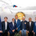 Nayib Bukele y Victor Pacheco (centro), junto a funcionarios del gobierno salvadoreño y de AraJet; avión de AraJet en pista de aterrizaje salvadoreña; mapa con puntos que conectan a RD con El Salvador