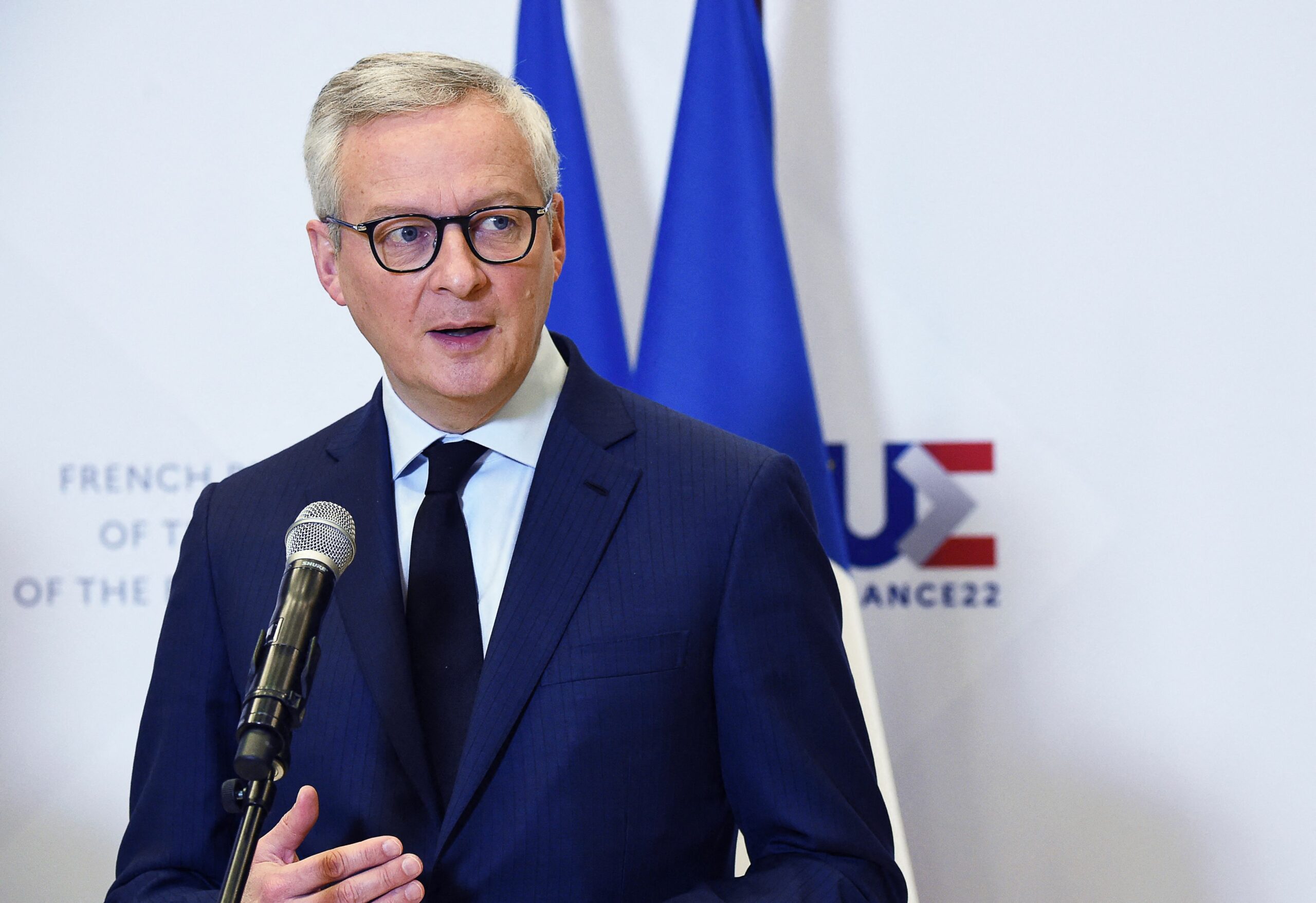Bruno Le Maire, ministro francés de Economía y Finanzas, habla durante una rueda de prensa con el vicepresidente ejecutivo de la Comisión Europea y el comisario europeo de Comercio tras su reunión en el marco de la presidencia francesa del Consejo de la Unión Europea, en el Ministerio de Economía francés, en París, el 10 de enero de 2022