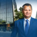 Alberto Cruz, presidente de Excel, frente a fachada de nuevo edificio en Piantini