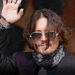 Johnny Depp con el pelo suelto saluda a los espectadores
