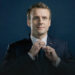 Emmanuel Macron, presidente de Francia, se ajusta la corbata