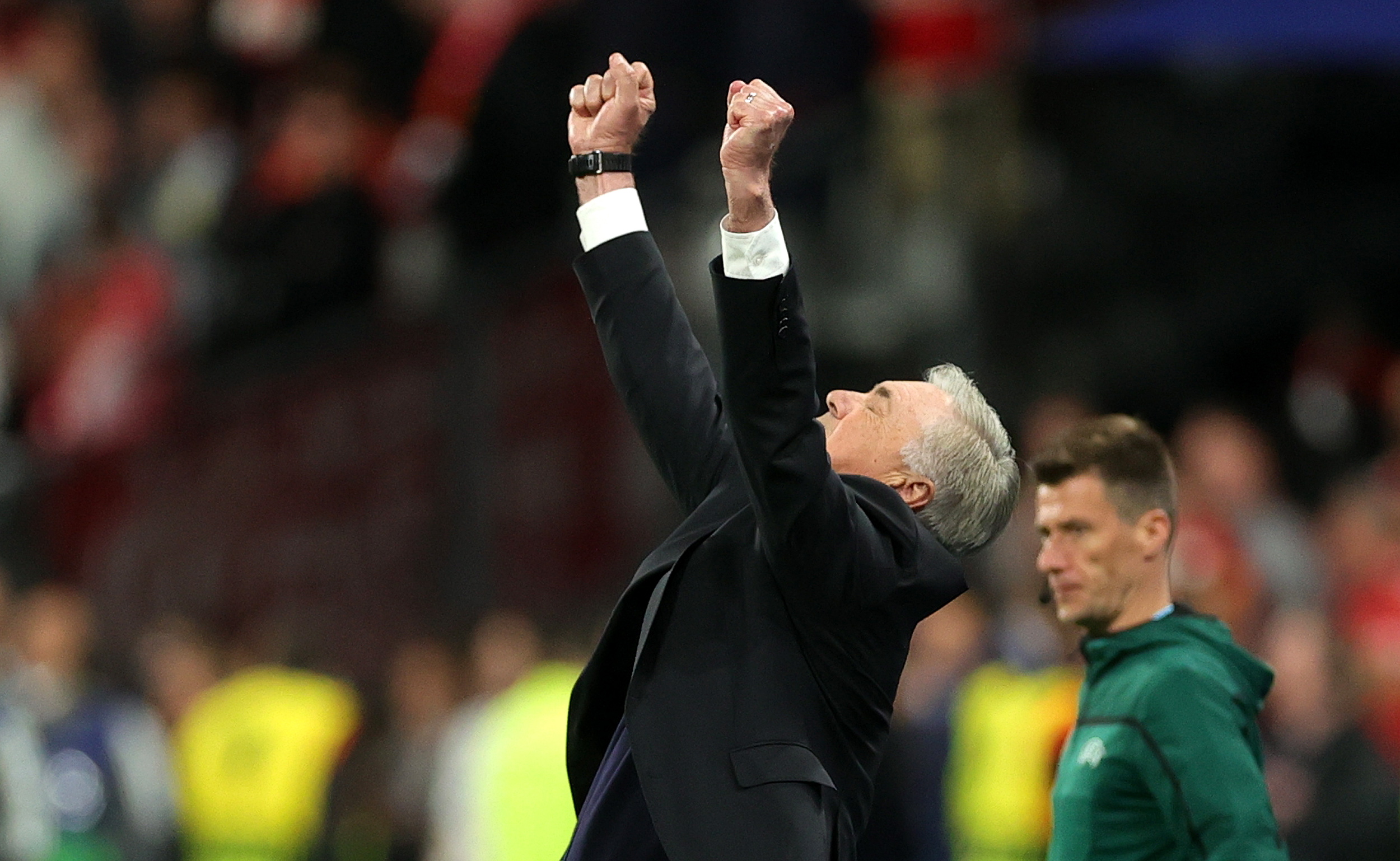 ancelotti celebra la champions sobre el cesped de saint dennis