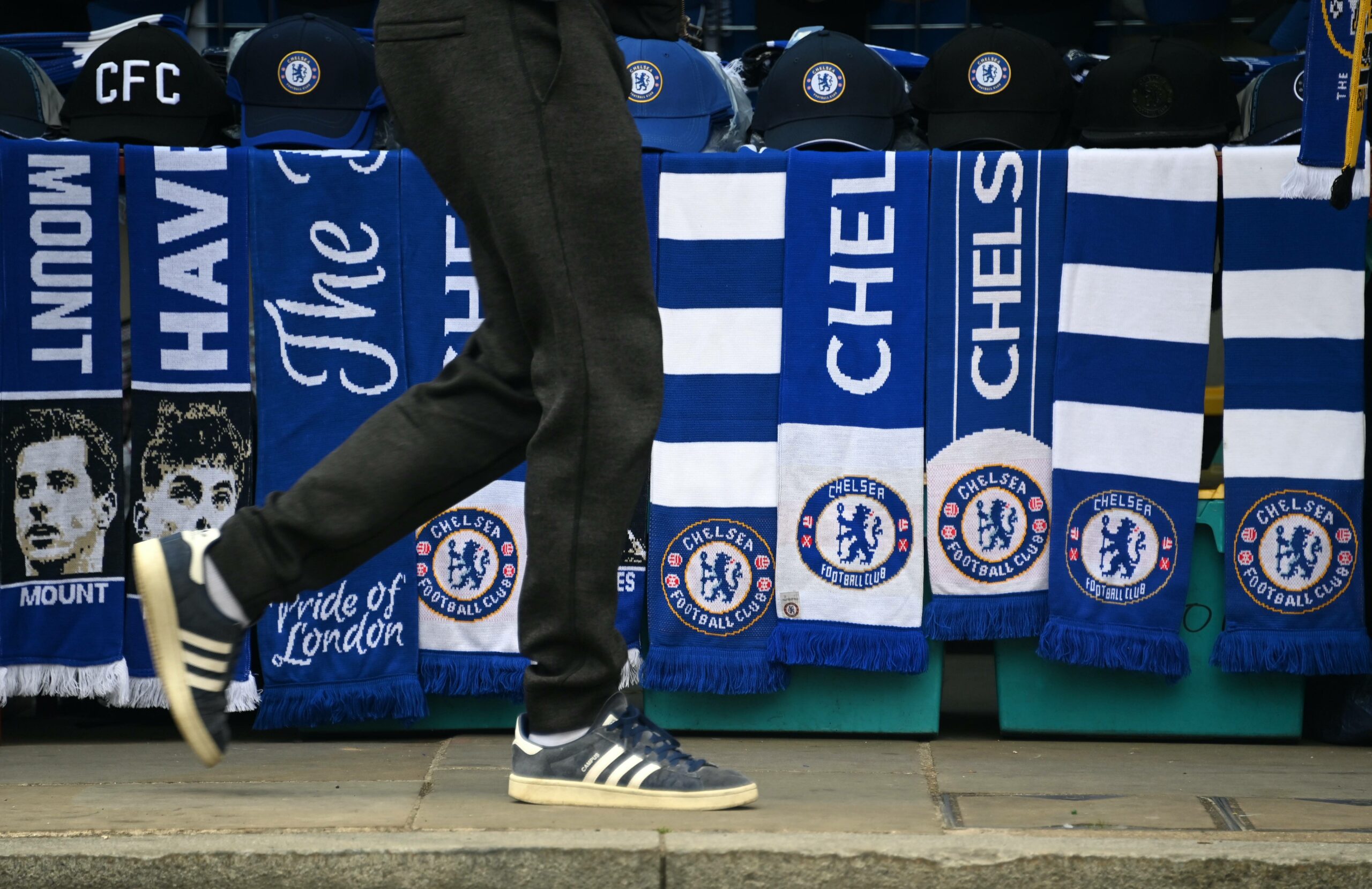 los fans del chelsea estan expectantes ante la venta del club a dos fondos de inversion