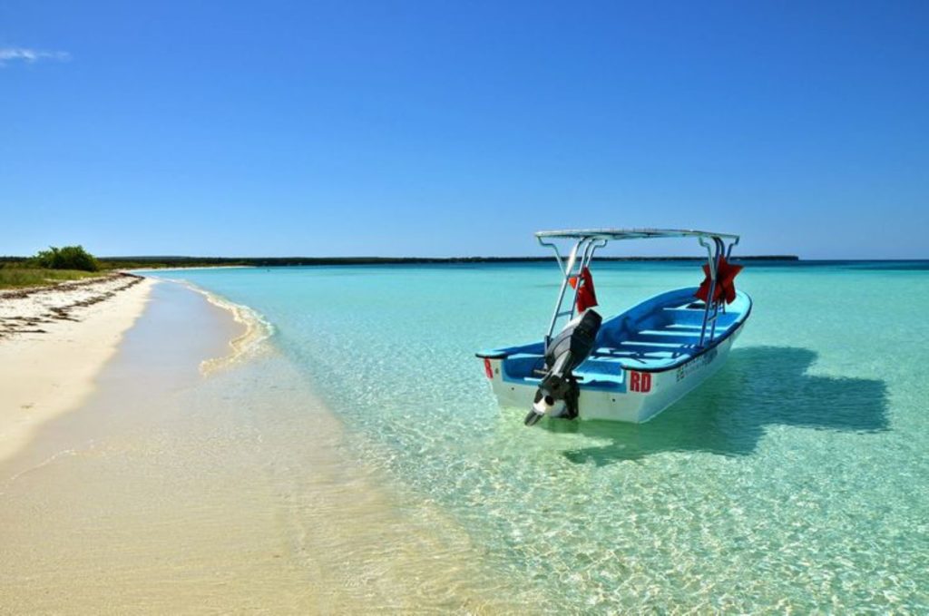 bahia de las aguilas es uno de los paraisos en republica dominicana