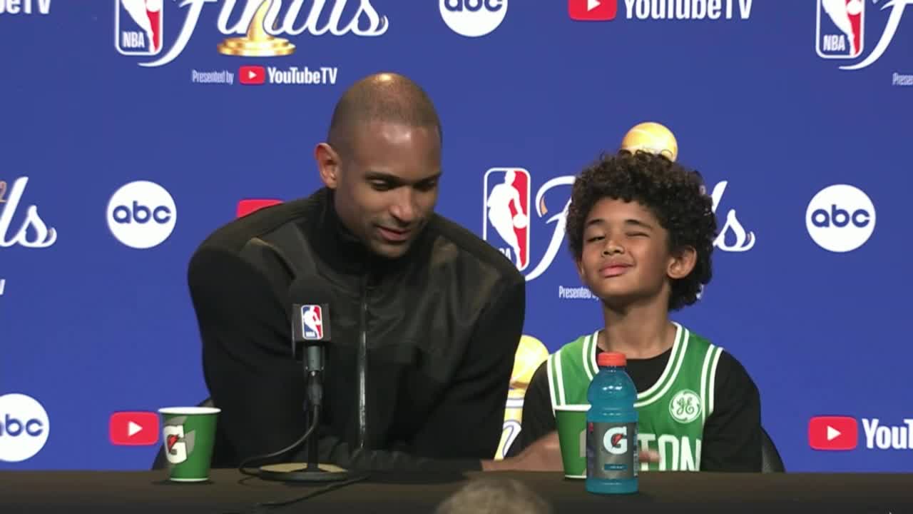 al horford y su hijo en la rueda de prensa posterior al primer partido de las finales de la nba