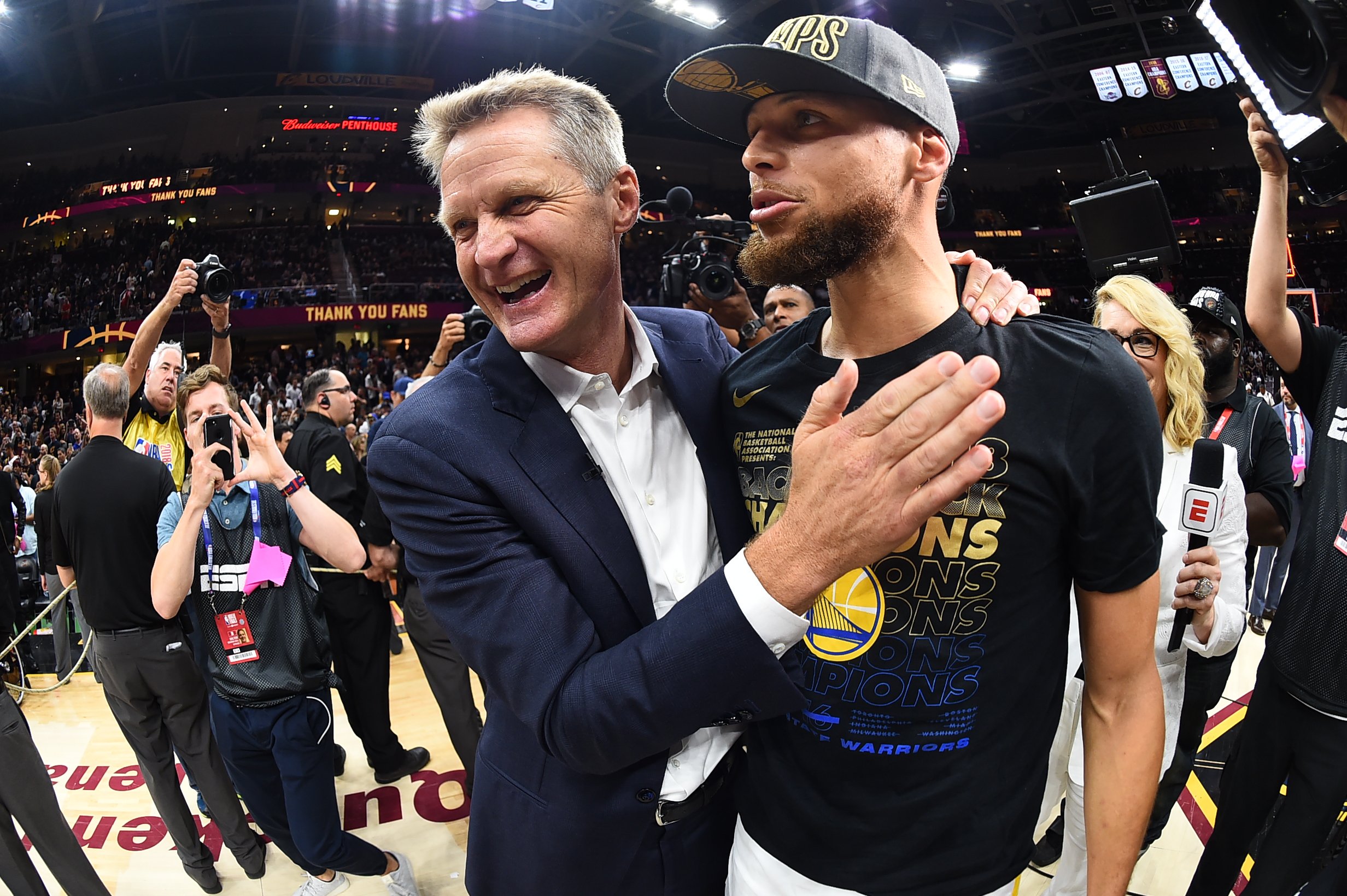 kerr abraza a curry tras ganar el anillo de la nba en 2018