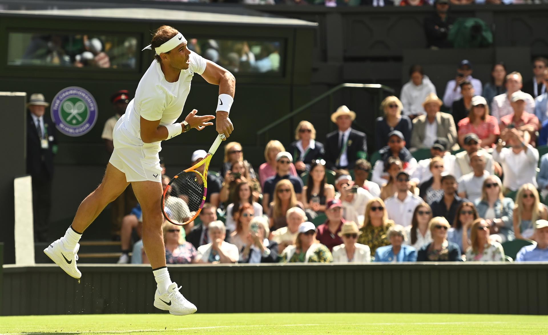 nadal saca durante su partido de primera ronda en wimbledon