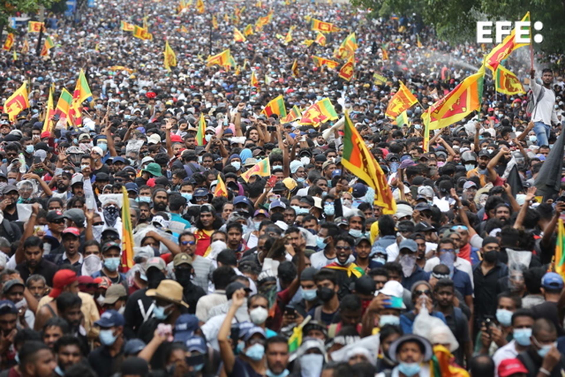 el gobierno de sri lanka ha caido por las protestas ciudadanas causadas por la crisis