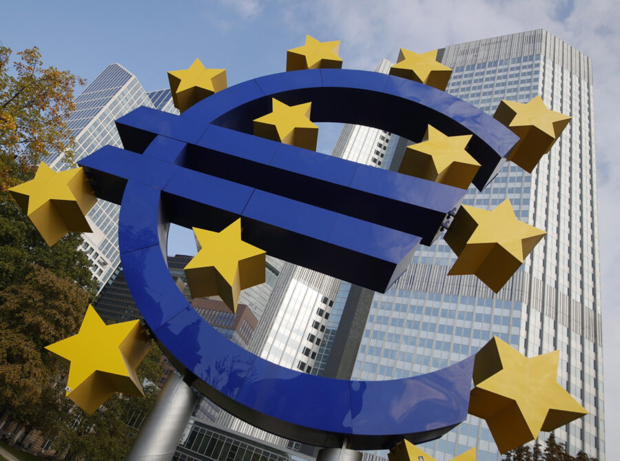 La gran escultura azul del euro está en venta porque es muy cara de mantener