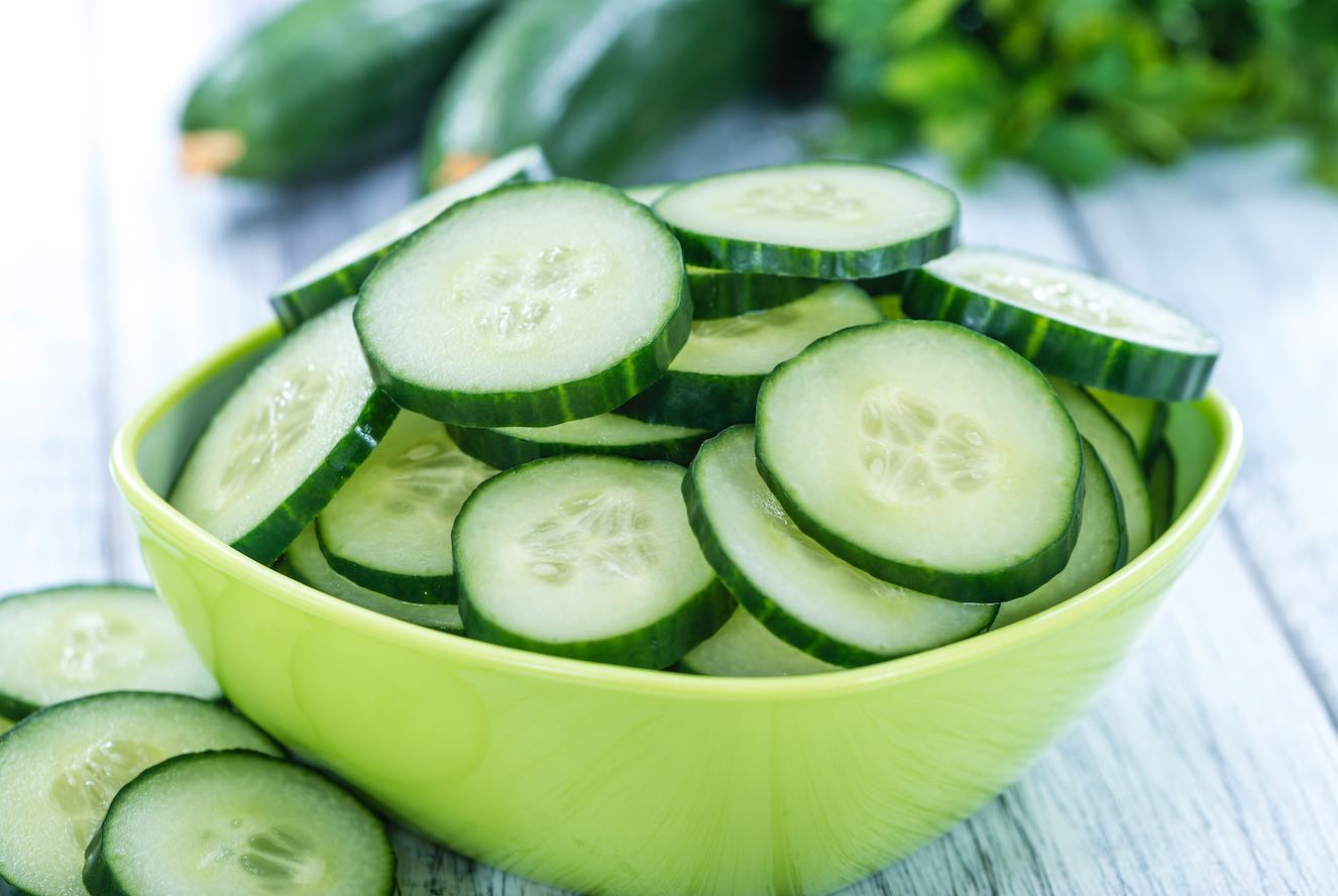el pepino es un alimento hidratante y ligero, perfecto para el verano