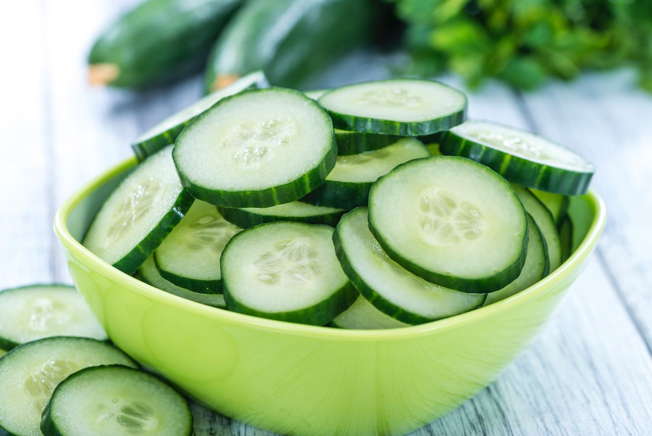 el pepino es un alimento hidratante y ligero, perfecto para el verano