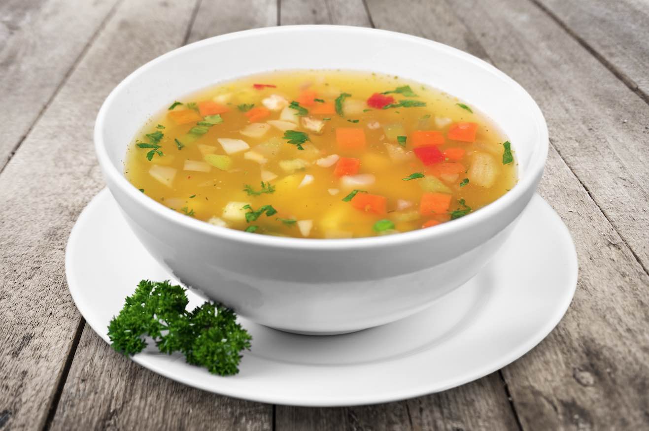 una sopa de verduras ligera nutre e hidrata en dias de calor