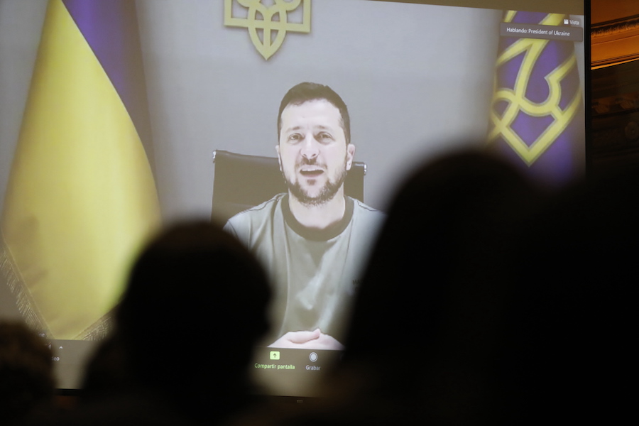 Zelensky en videoconferencia con la Pontificia Universidad Católica de Chile