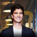 dos años despues de su salida de wework adam neumann vuelve a la carga con la startup flow