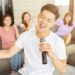 Varios estudios científicos demuestran que cantar, entre otros beneficios, ayuda a evitar o mejorar trastornos cognitivos
