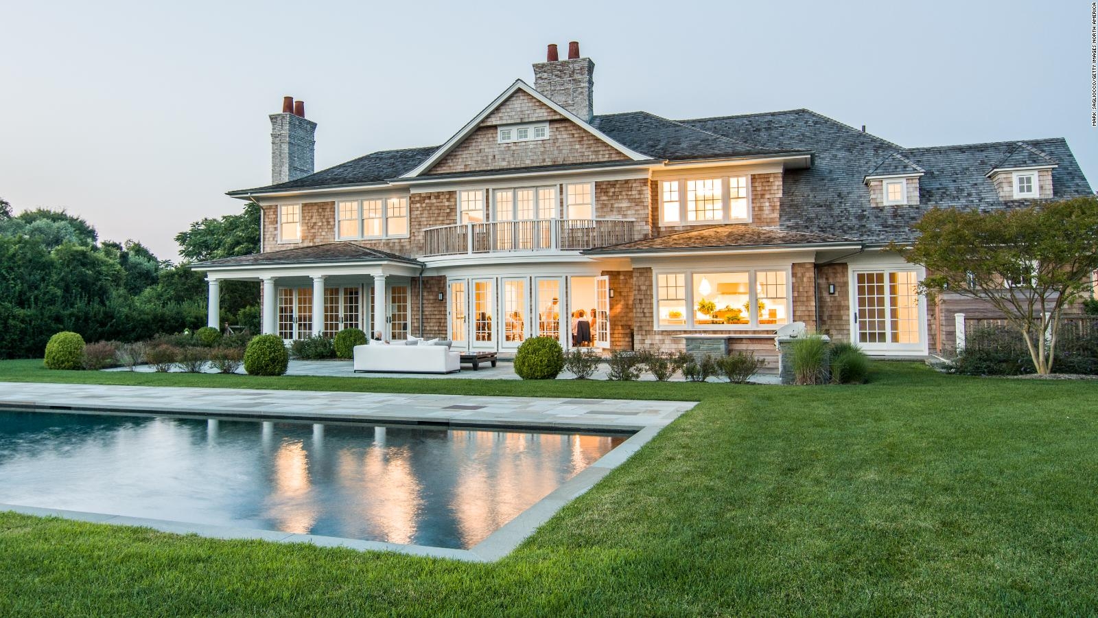 Patio trasero con piscina, hermosa mansión en Los Hamptons. FOTO: CNN