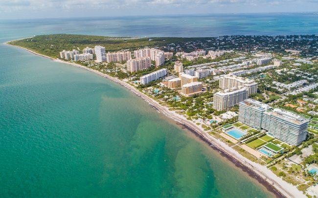 Vista aérea de Key Biscayne: playa, edificios y áreas verdes