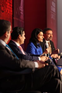 Paulo Alves, José Antonio Fonseca, Omar Victoria, Loraine Cruz, Luis Carlos López, durante el panel Gobierno Corporativo.