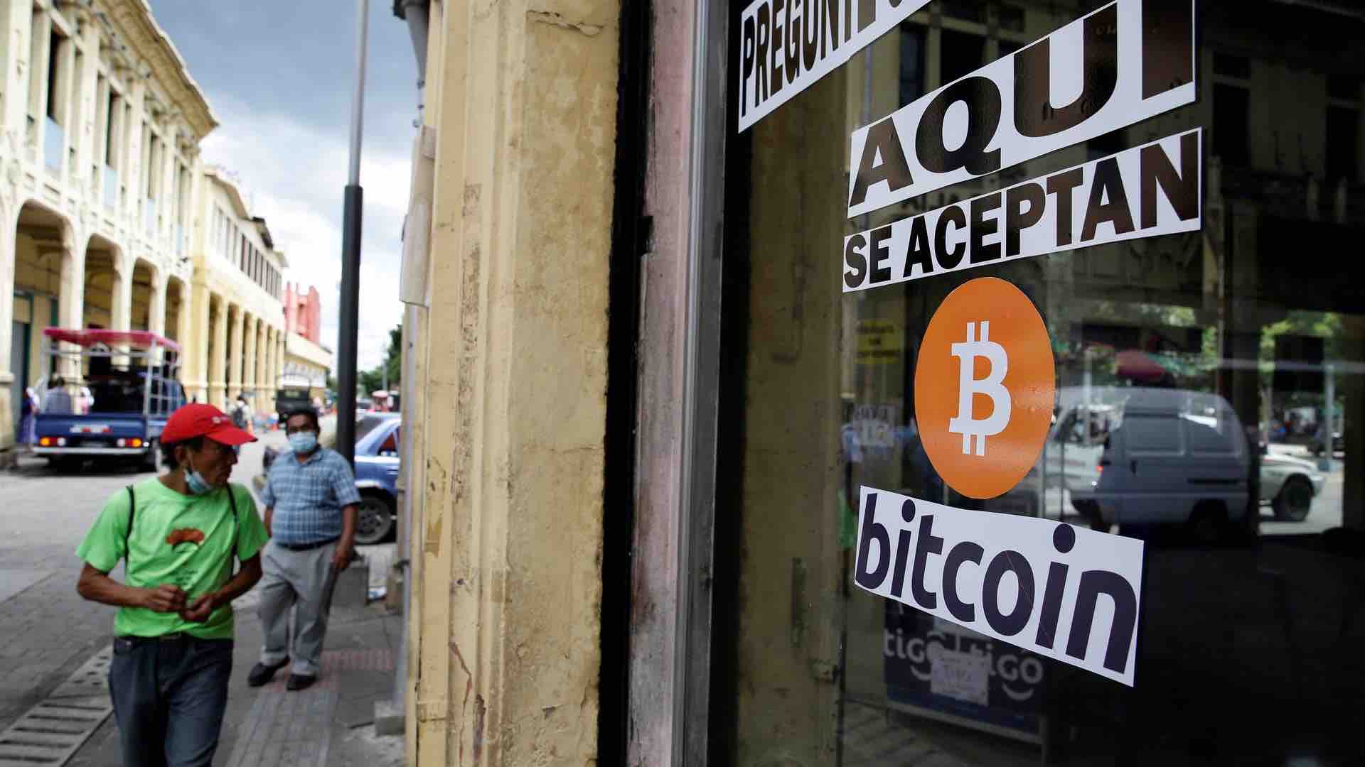 bukele anuncia en twitter que el salvador comprara un bitcoin al dia