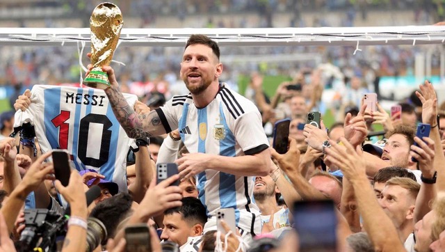 leo messi celebra con aficion compañeros y prensa el mundial de qatar
